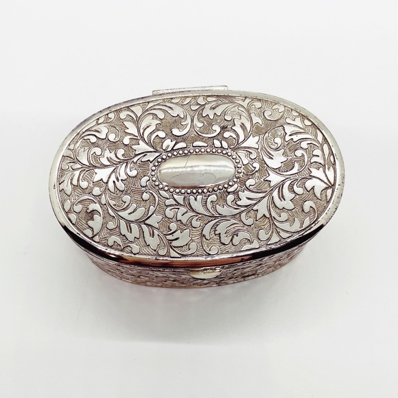 Small vintage oval trinket/jewelry box - Picture 5 of 5